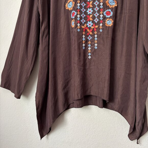 Andree by UNIT 1X Floral Embroidered Longline Sharkbite Hem Blouse Top - Picture 7 of 12